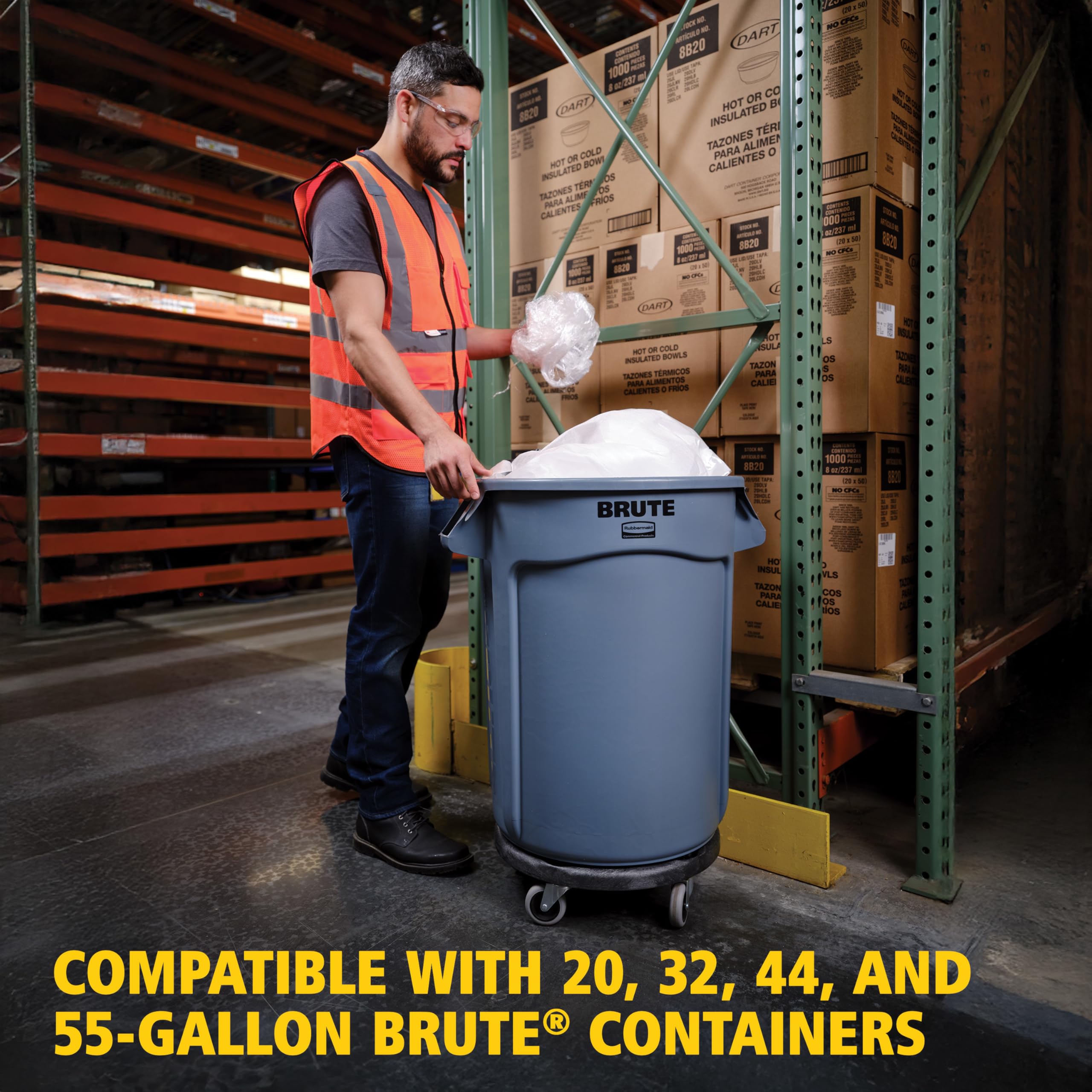 Comparación de tamaño Rubbermaid BRUTE Dolly junto a contenedor BRUTE 55 galones