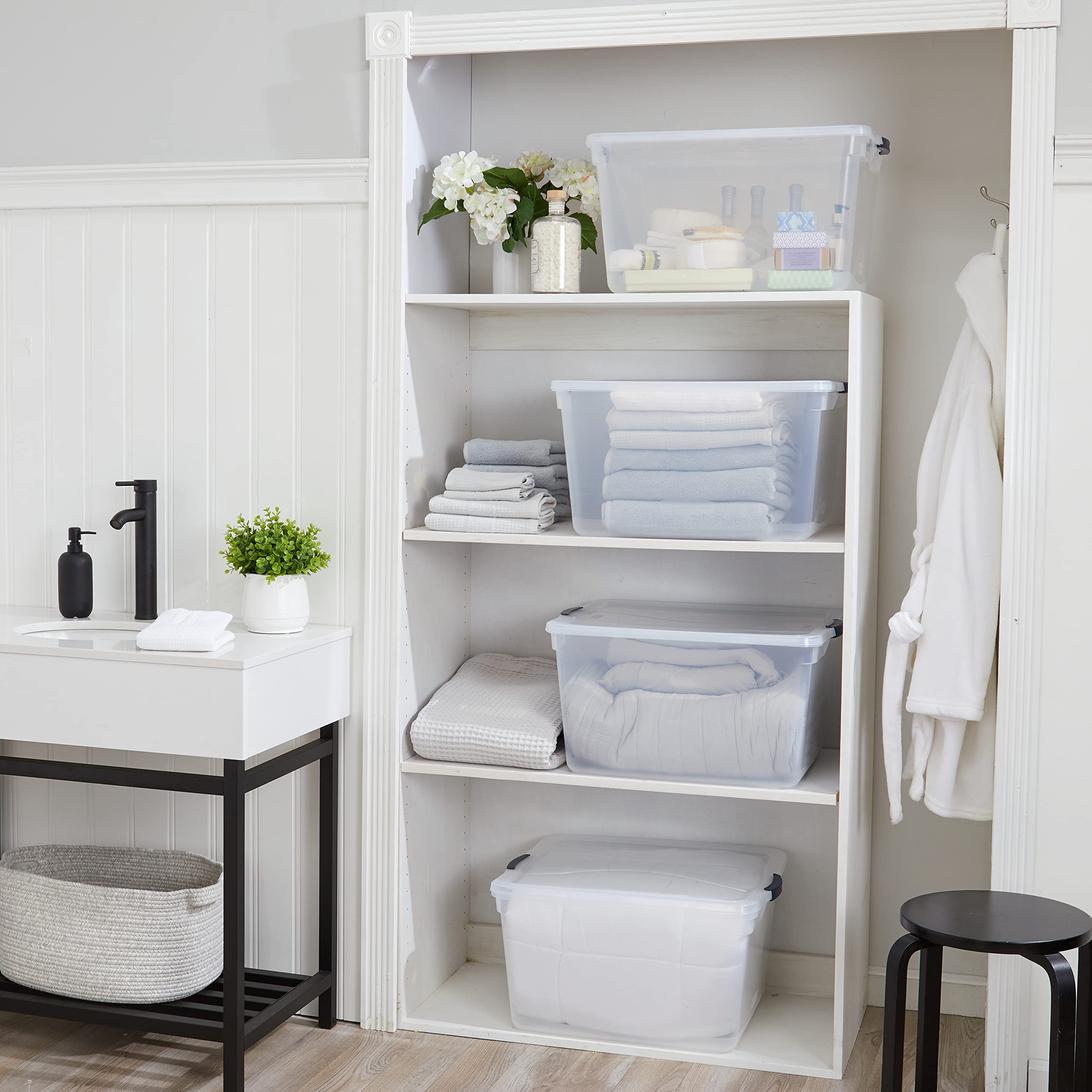 Rubbermaid Cleverstore apiladas en estantería demostrando estabilidad y optimización vertical