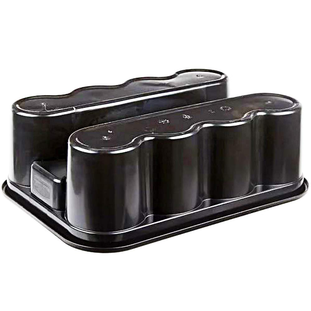 Rubbermaid con sprays y esponjas formando un kit de lavado para autos
