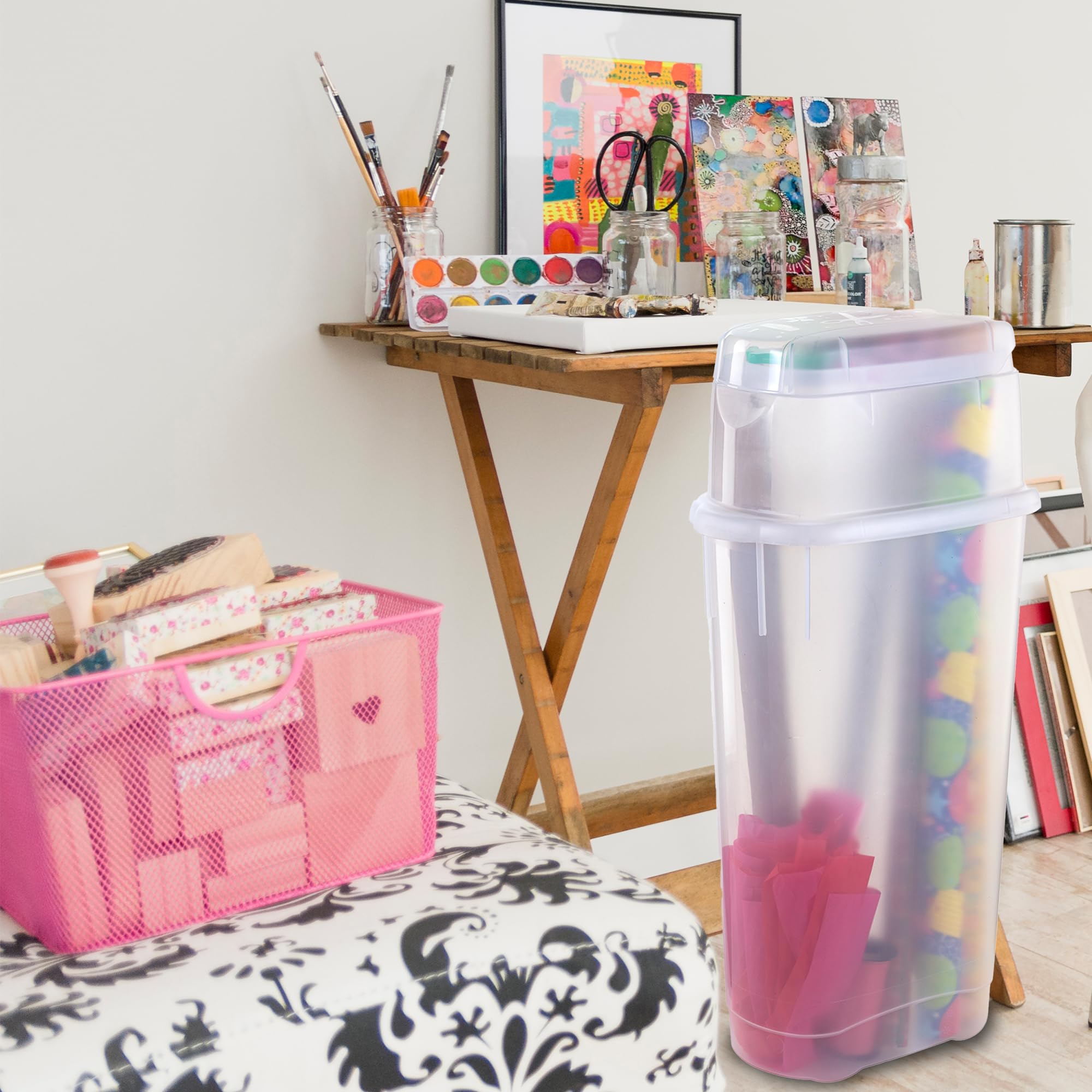 Rubbermaid en un armario ordenado optimizando espacio doméstico