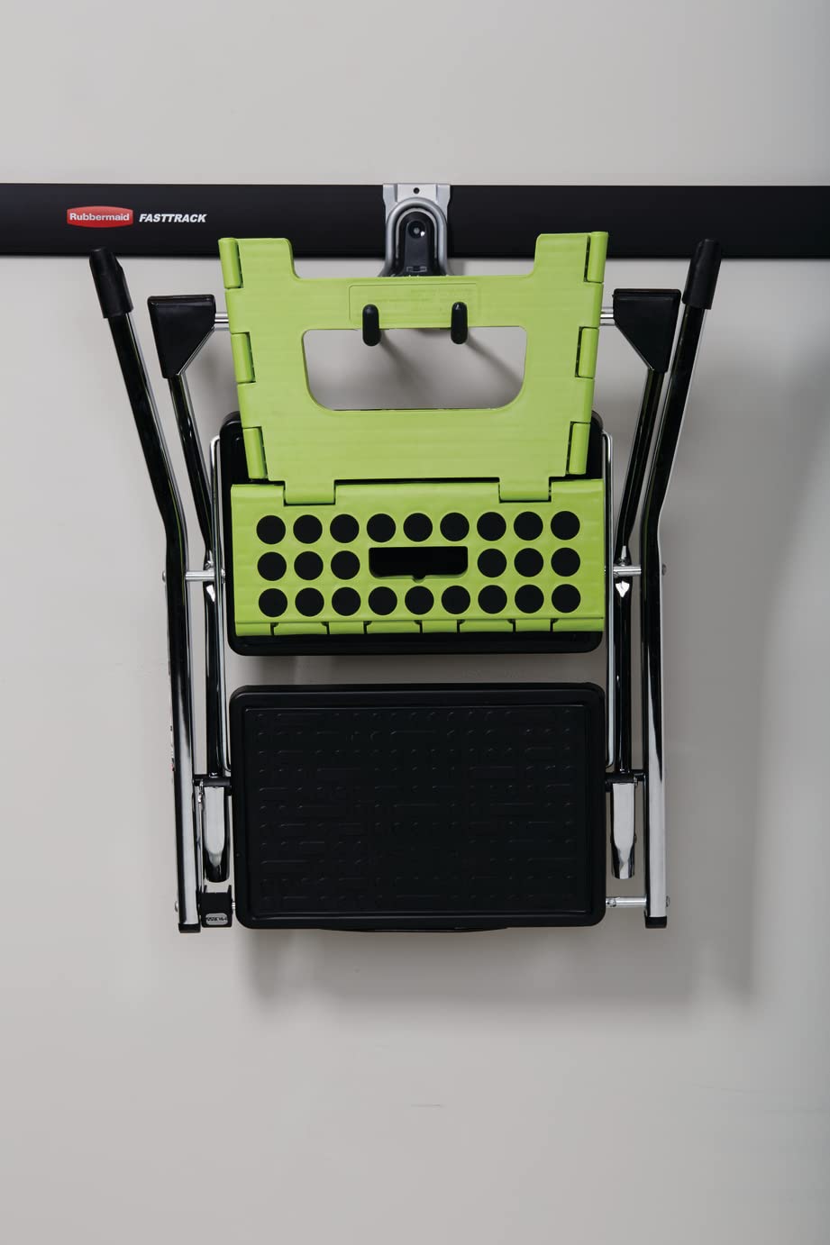 Rubbermaid gancho en garaje ordenado optimizando espacio de almacenamiento