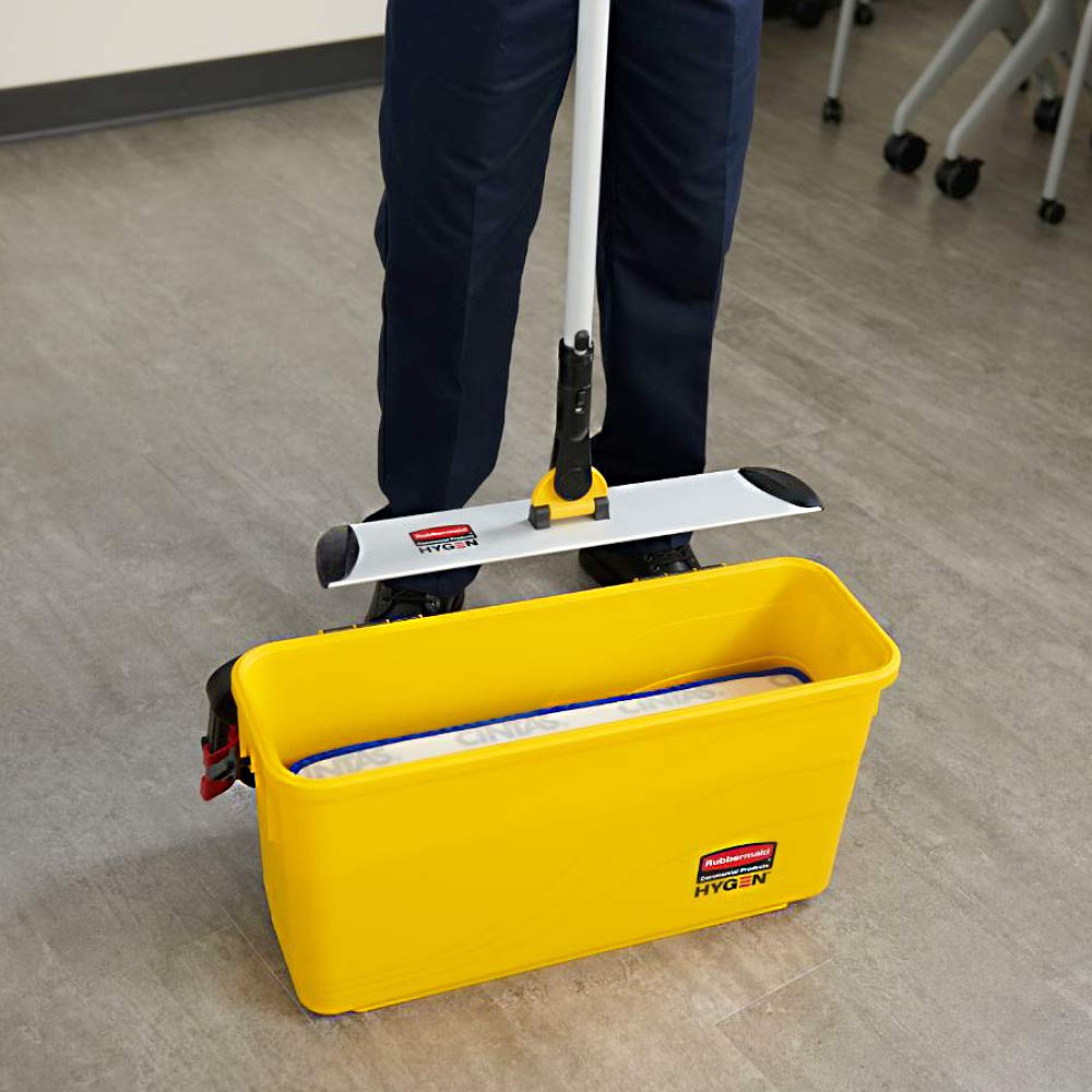 Rubbermaid HYGEN mop en uso en pasillo comercial para limpieza rápida de superficies