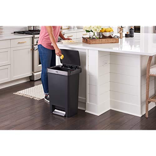 Rubbermaid interior con LinerLock sujetando la bolsa para orden y limpieza