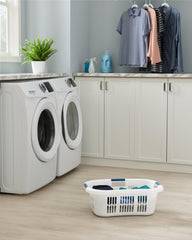 Rubbermaid textura interior lisa que protege prendas delicadas