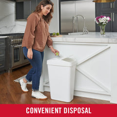Rubbermaid en uso con mano empujando tapa, cómodo y rápido