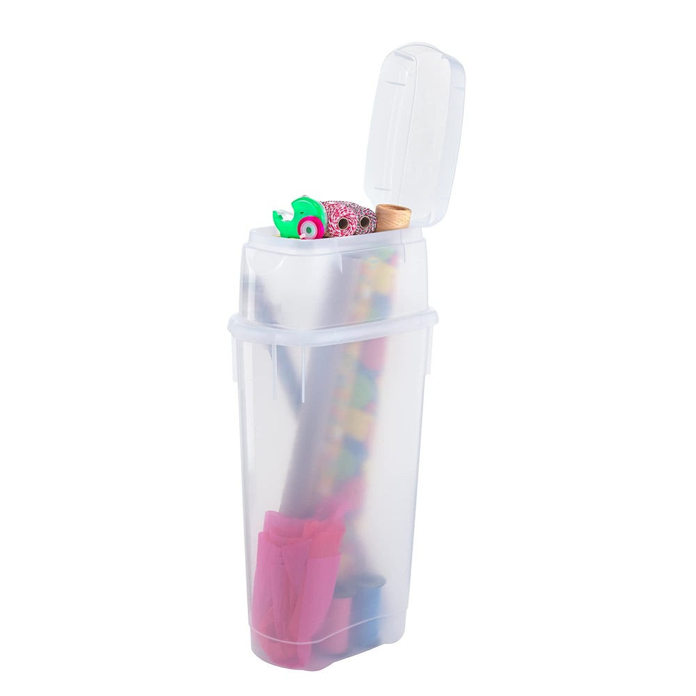 Rubbermaid uso con tijeras y cinta facilitando el proceso de envolver