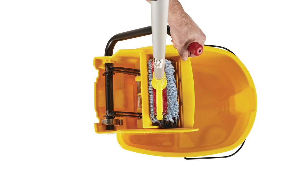 Rubbermaid cubo WaveBrake en ambiente comercial demostrando limpieza profesional