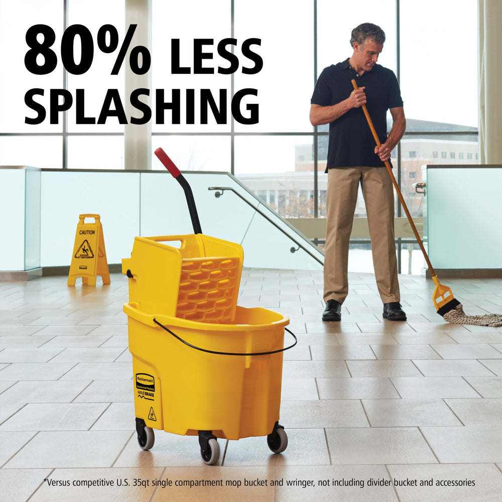 Rubbermaid primer plano de baffles WaveBrake que reduce salpicaduras y mantiene suelos secos