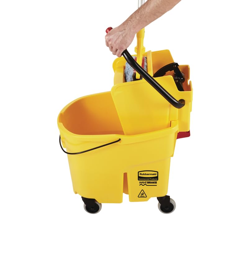 Rubbermaid comparación de tamaño con mop y balde para evaluar capacidad práctica
