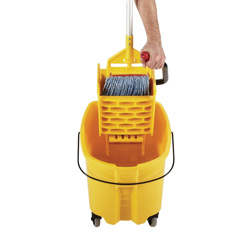 Rubbermaid cubo WaveBrake en uso con mopa, optimizando limpieza y productividad