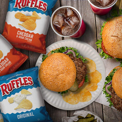 Ruffles en uso con dip resaltando sabor cheddar y facilidad para compartir