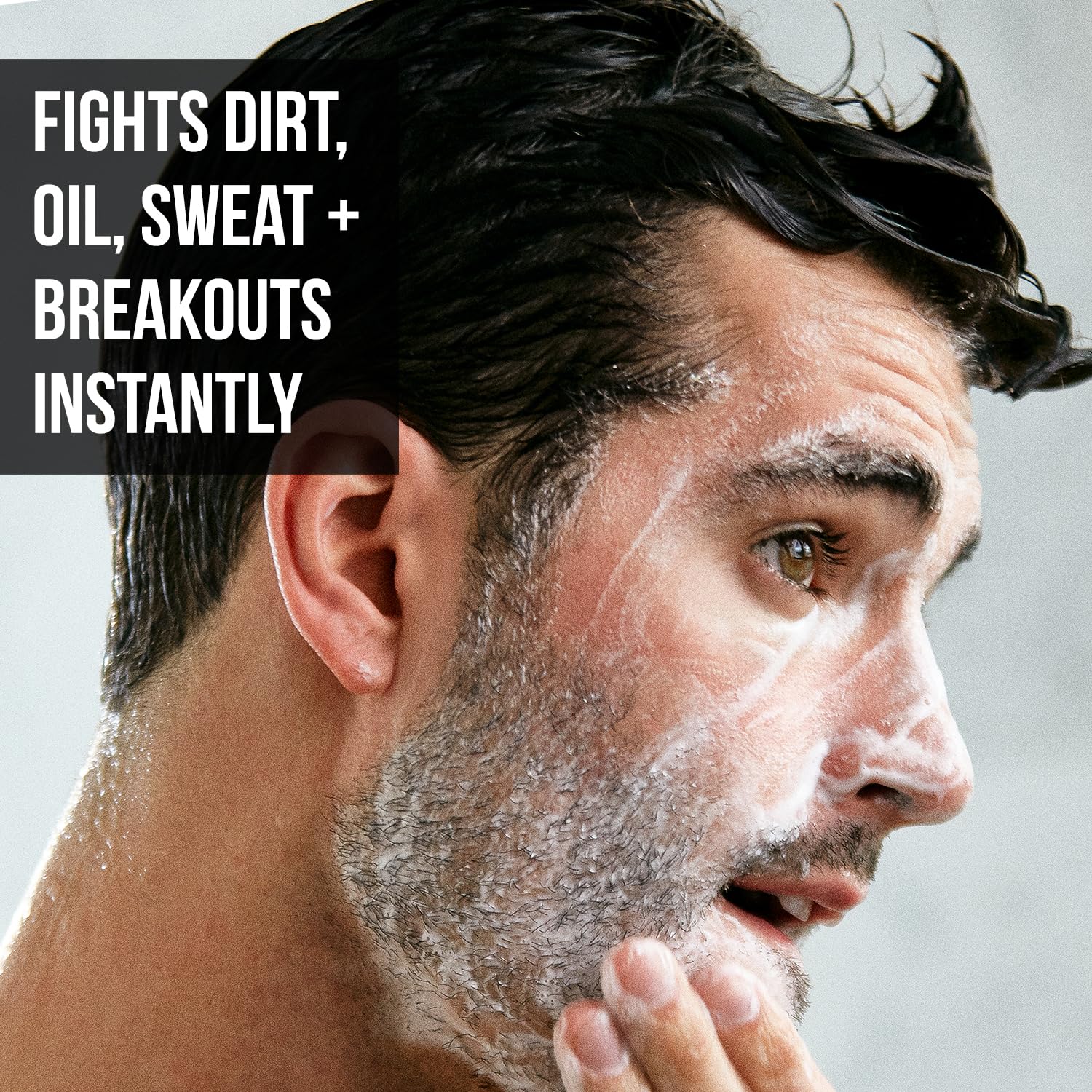 RUGGED & DAPPER producto en uso en la ducha para limpieza profunda