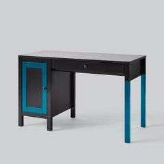 Rust-Oleum pintura en uso restaurando una silla antigua con acabado uniforme