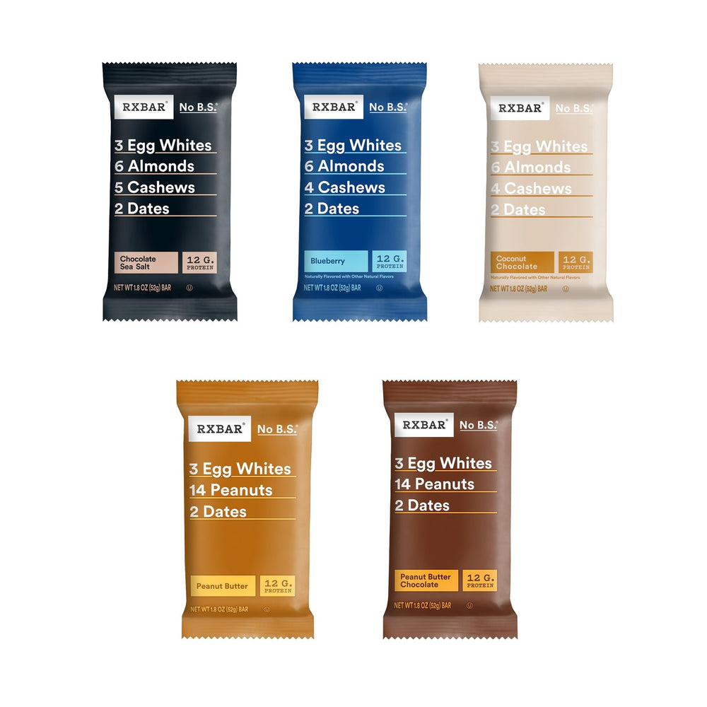 Persona sosteniendo una barra RXBAR para llevar, ideal para snacks rápidos y movilidad