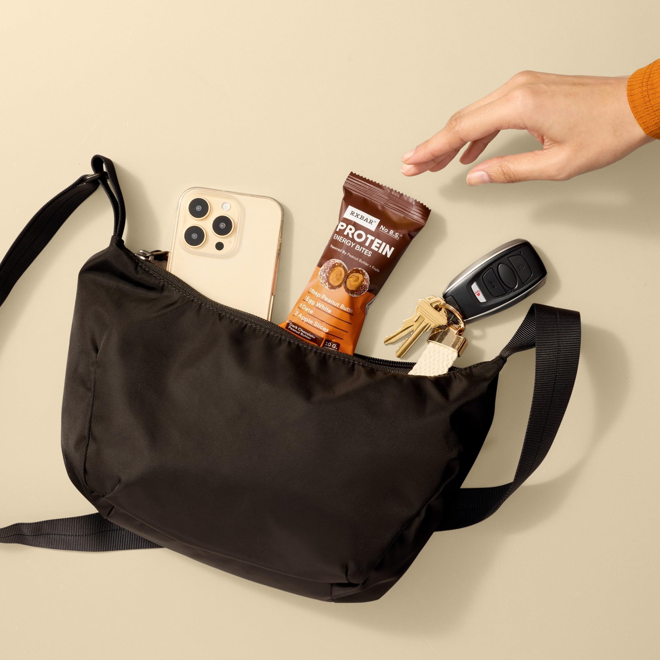 RXBAR bocados en mochila, ideal para snacks durante actividades