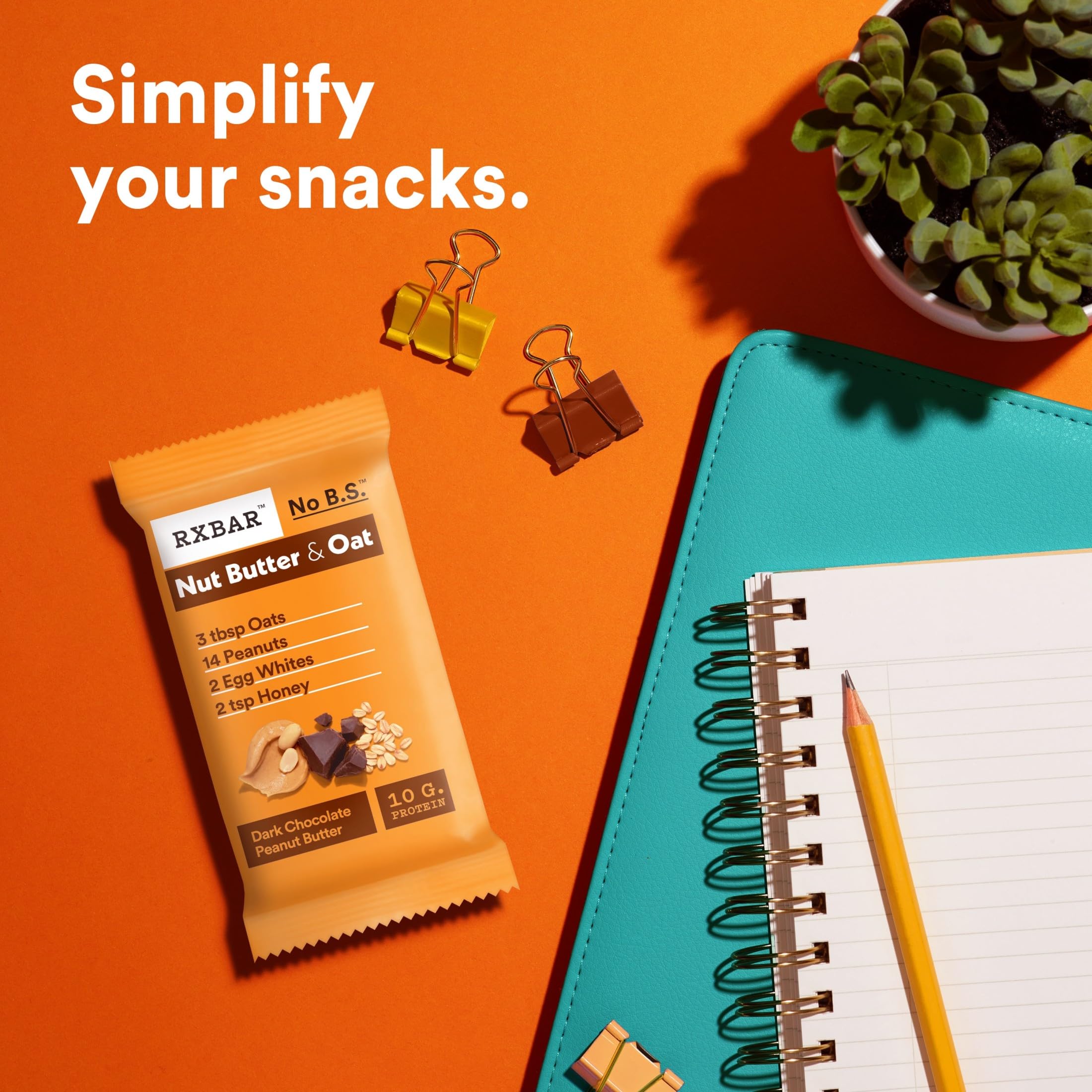 RXBAR comparación de tamaño con una mano para ver porción portátil