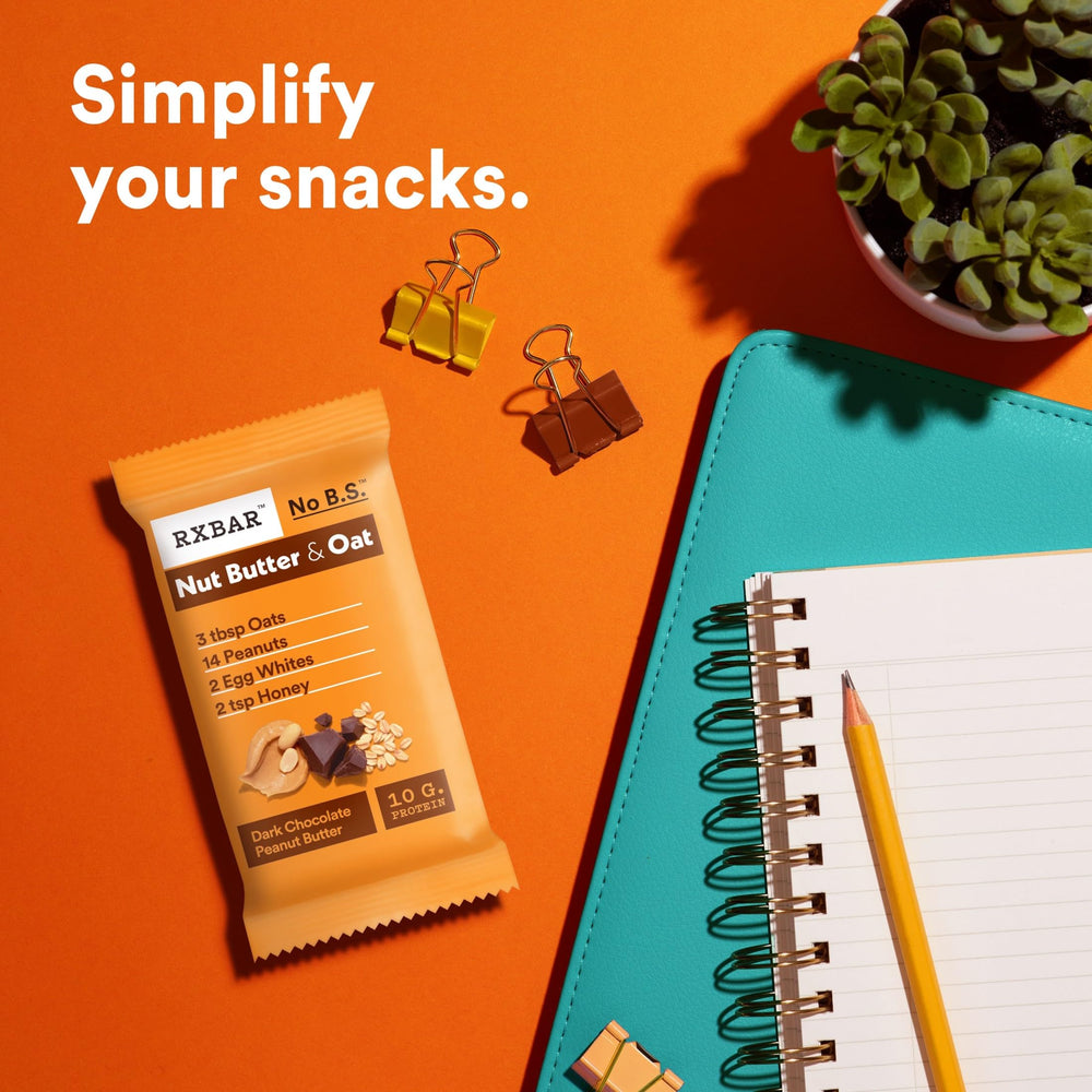 RXBAR comparación de tamaño con una mano para ver porción portátil