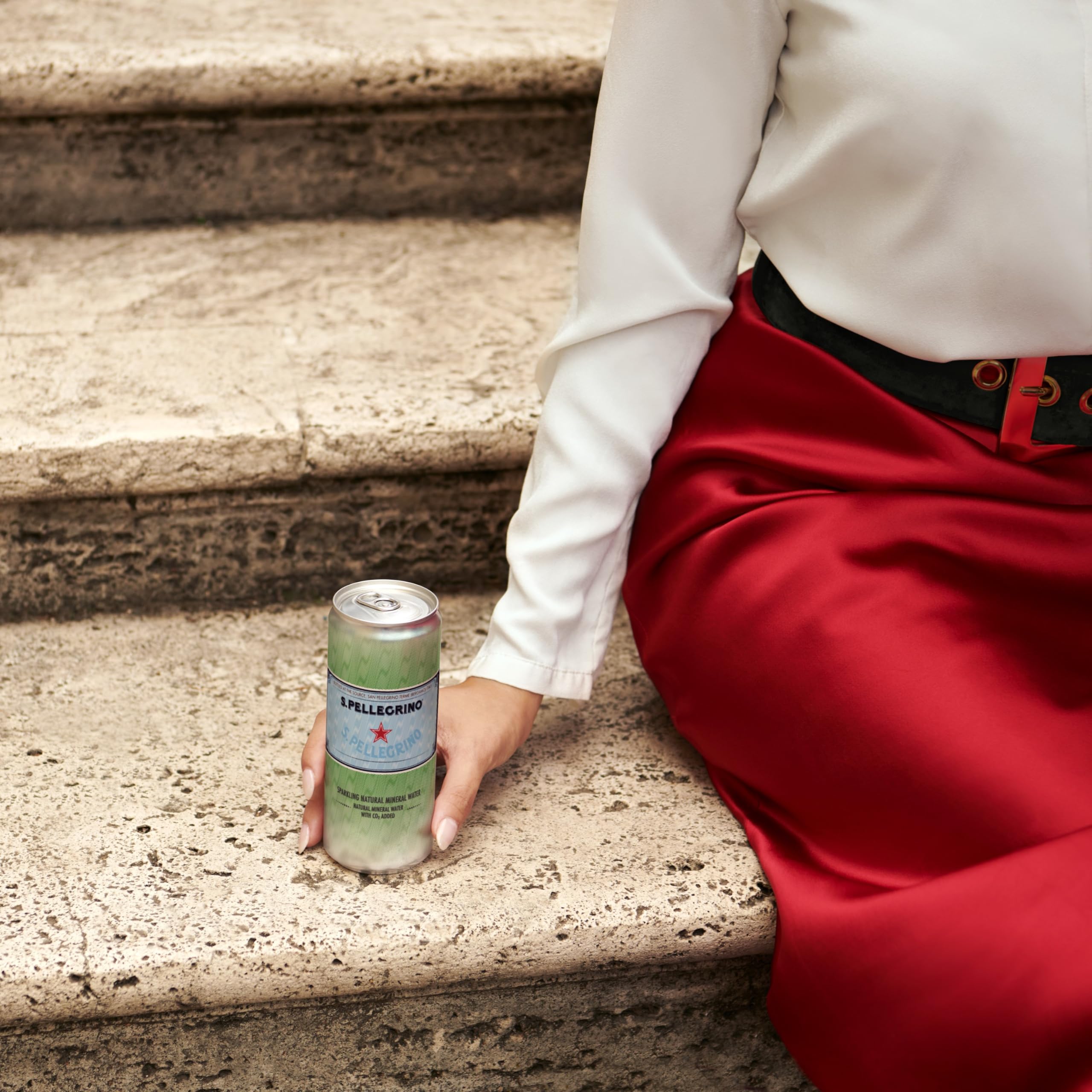 S.Pellegrino lata abierta con vapor frío que destaca frescura inmediata