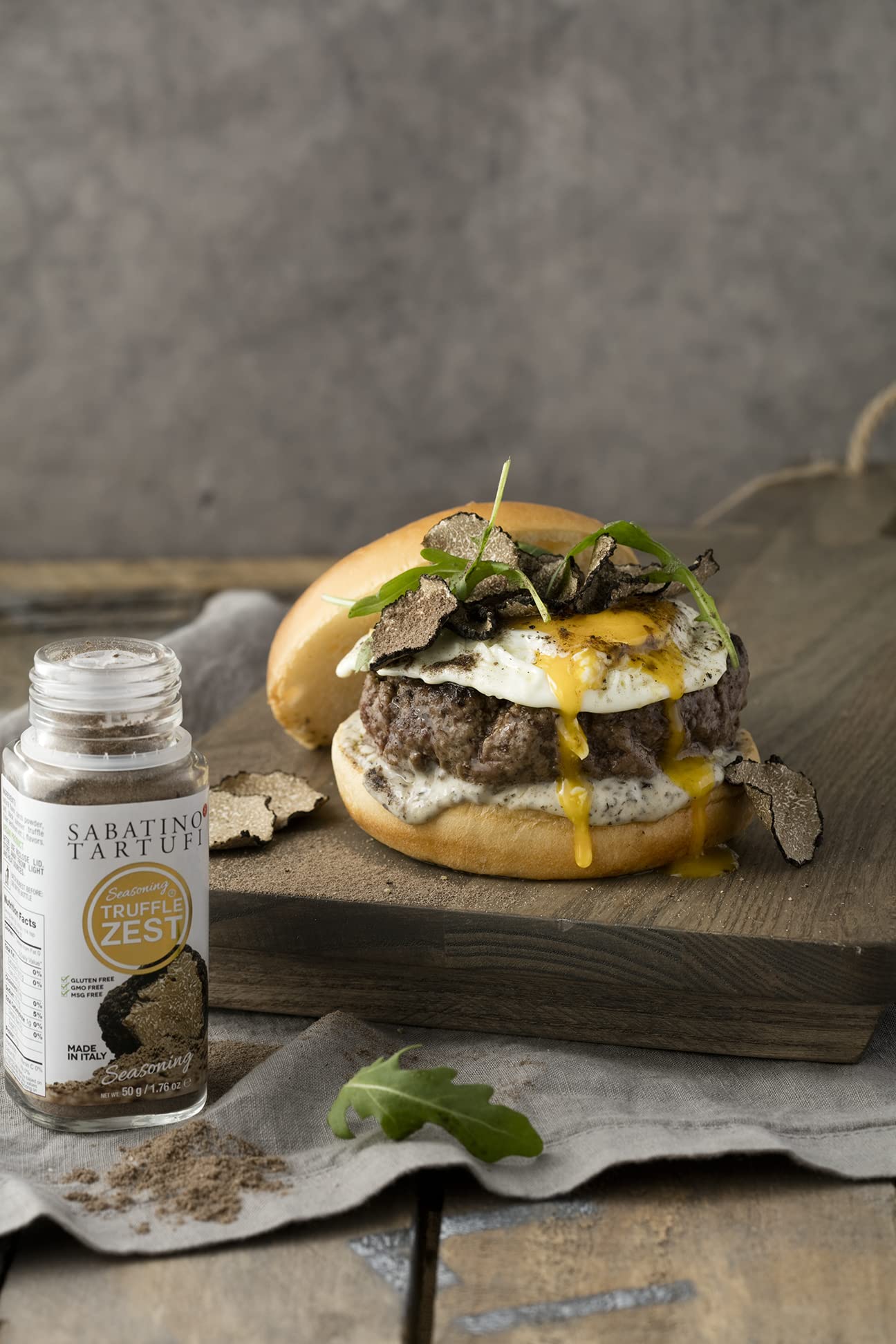 Sabatino Truffle Zest sobre ensalada fresca, mejora sabor sin ingredientes animales