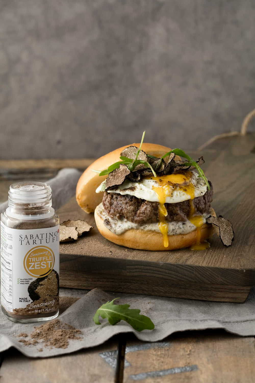 Sabatino Truffle Zest sobre ensalada fresca, mejora sabor sin ingredientes animales