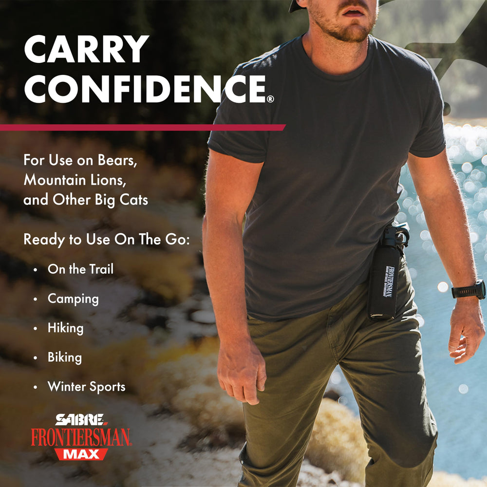 SABRE Frontiersman MAX junto a una botella para comparar tamaño compacto y portabilidad