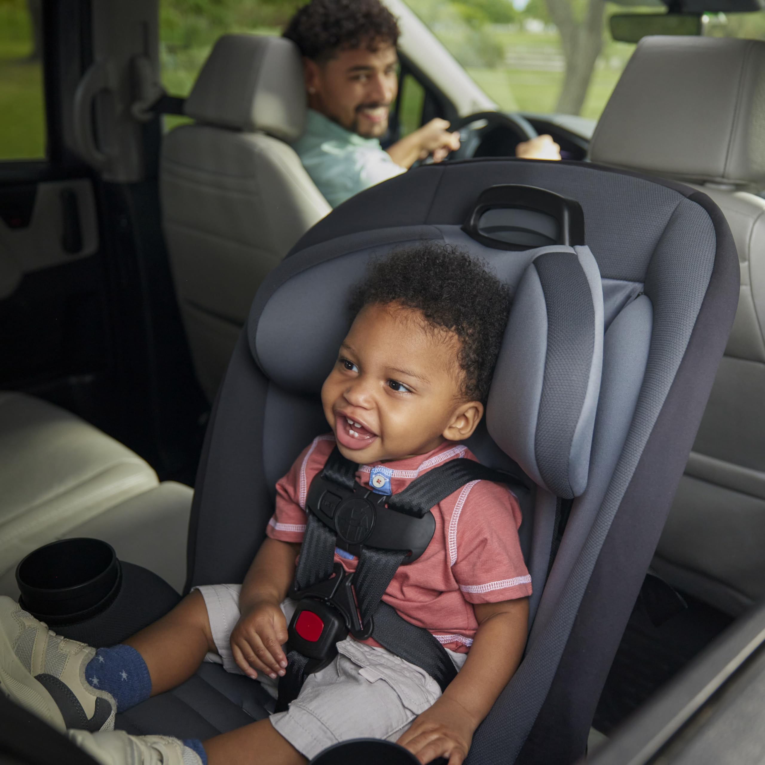 Safety 1st comparación de espacio en asiento trasero mostrando diseño slim para más plazas