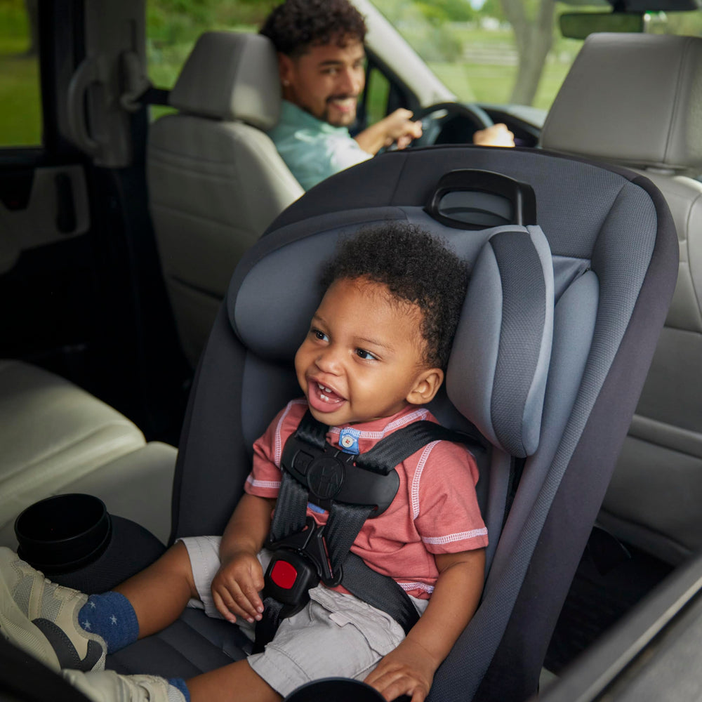 Safety 1st comparación de espacio en asiento trasero mostrando diseño slim para más plazas