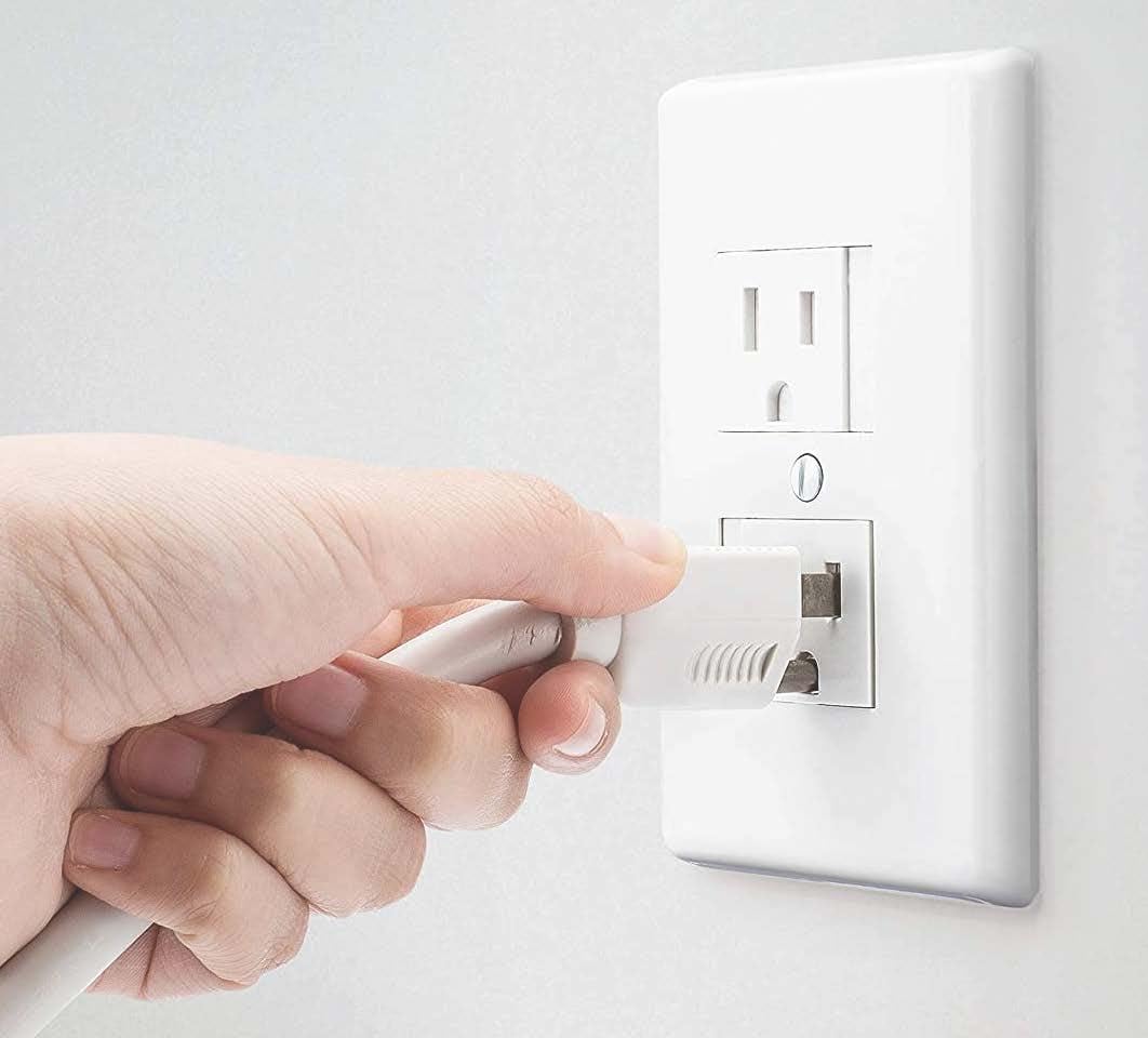 Safety Innovations comparación de tamaño con una mano para escala clara