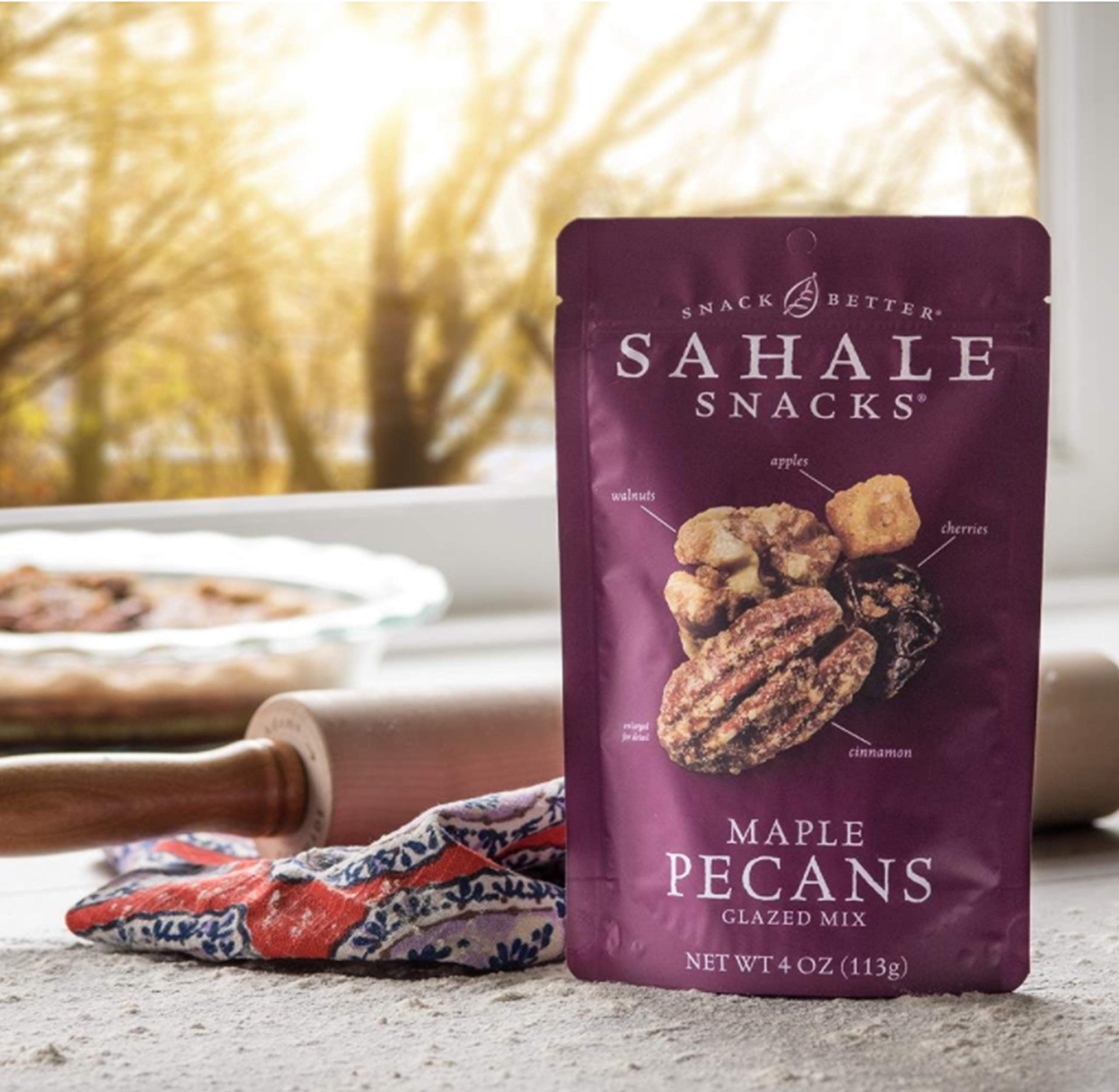 Sahale Snacks pouch en mano para comparar tamaño, ideal para llevar