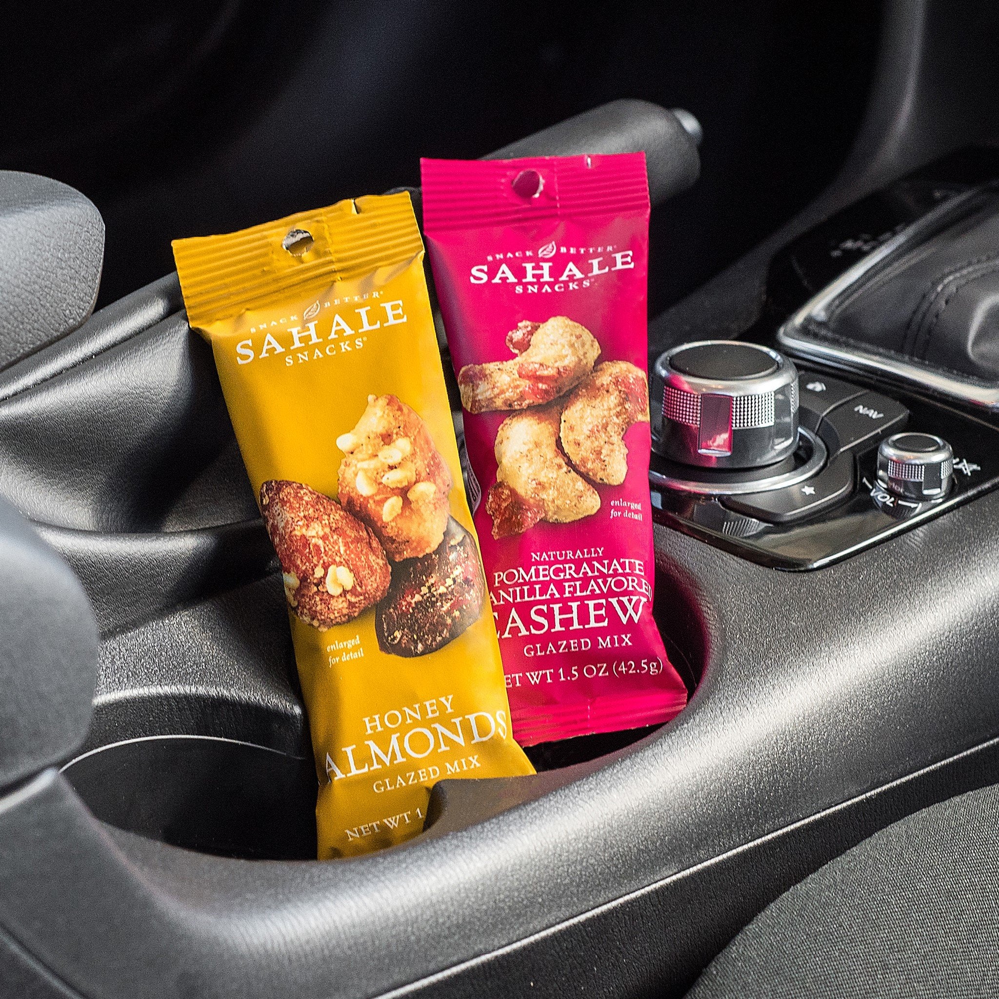 Sahale Snacks comparación de tamaño del sobre junto a objetos cotidianos, fácil transportar