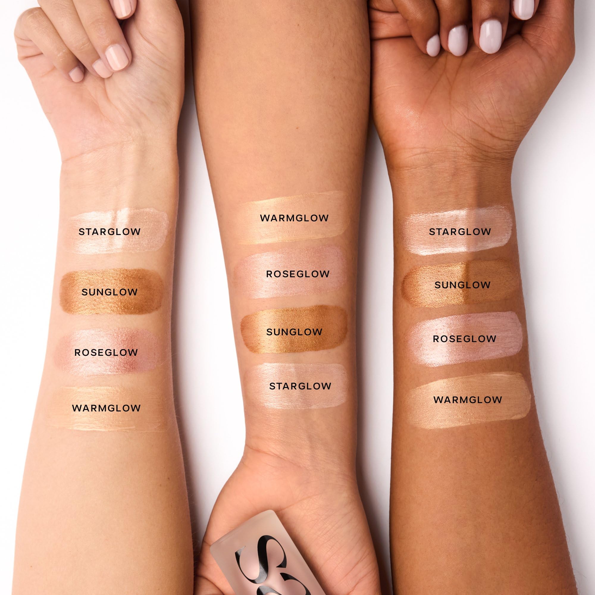 Saie aplicación en mejilla aporta glow natural y efecto piel húmeda