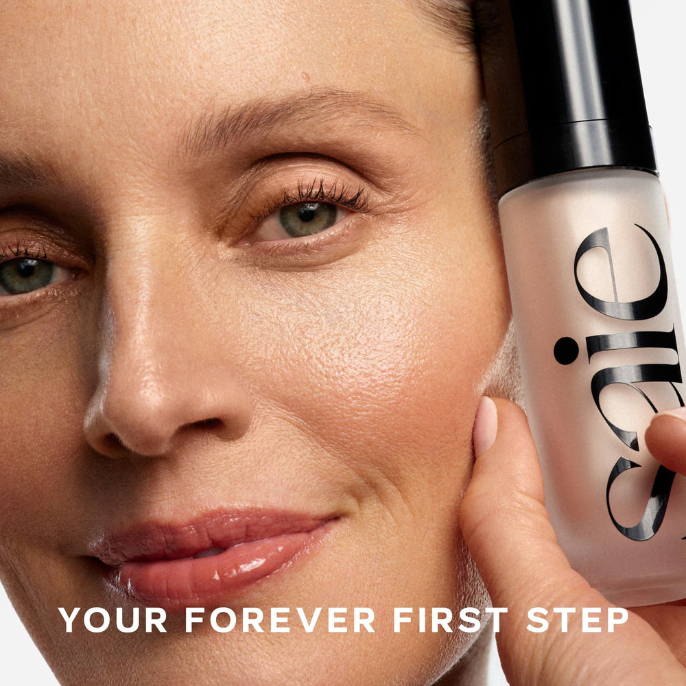 Saie mini glowy Super Gel iluminando clavícula y escote para efecto glow