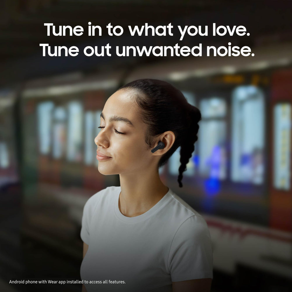 Samsung Galaxy Buds3 FE estuche abierto mostrando auriculares y carga rápida