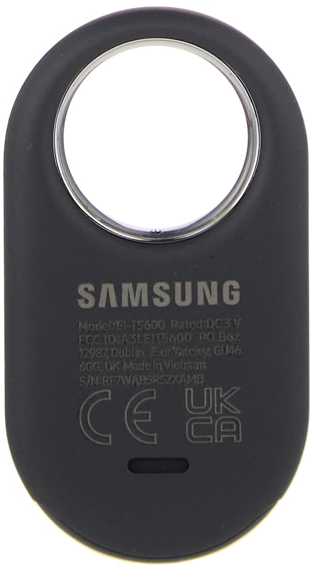 Samsung SmartTag2 colocado en mochila ilustrando localización práctica