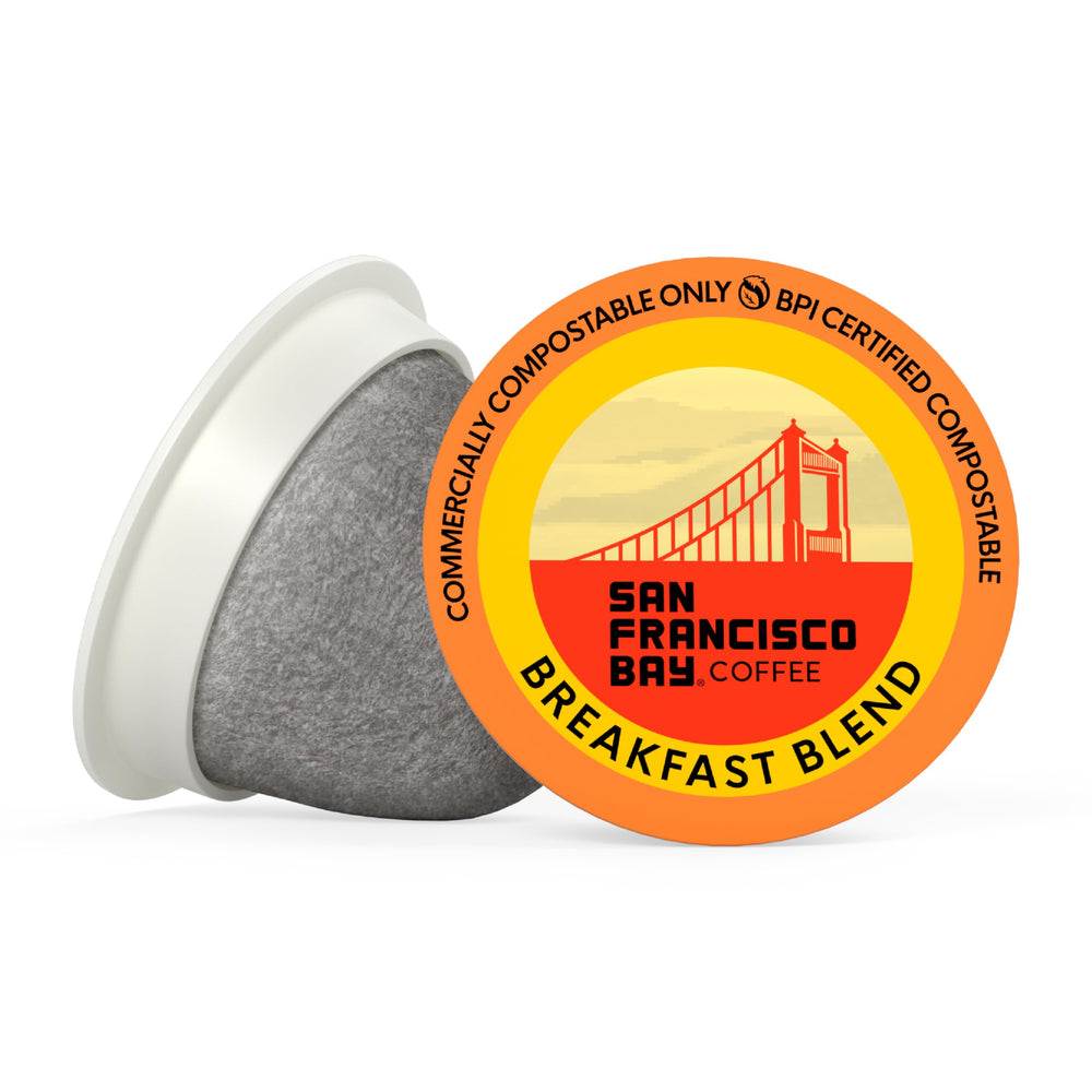 San Francisco Bay cápsula insertada en cafetera demostrando compatibilidad