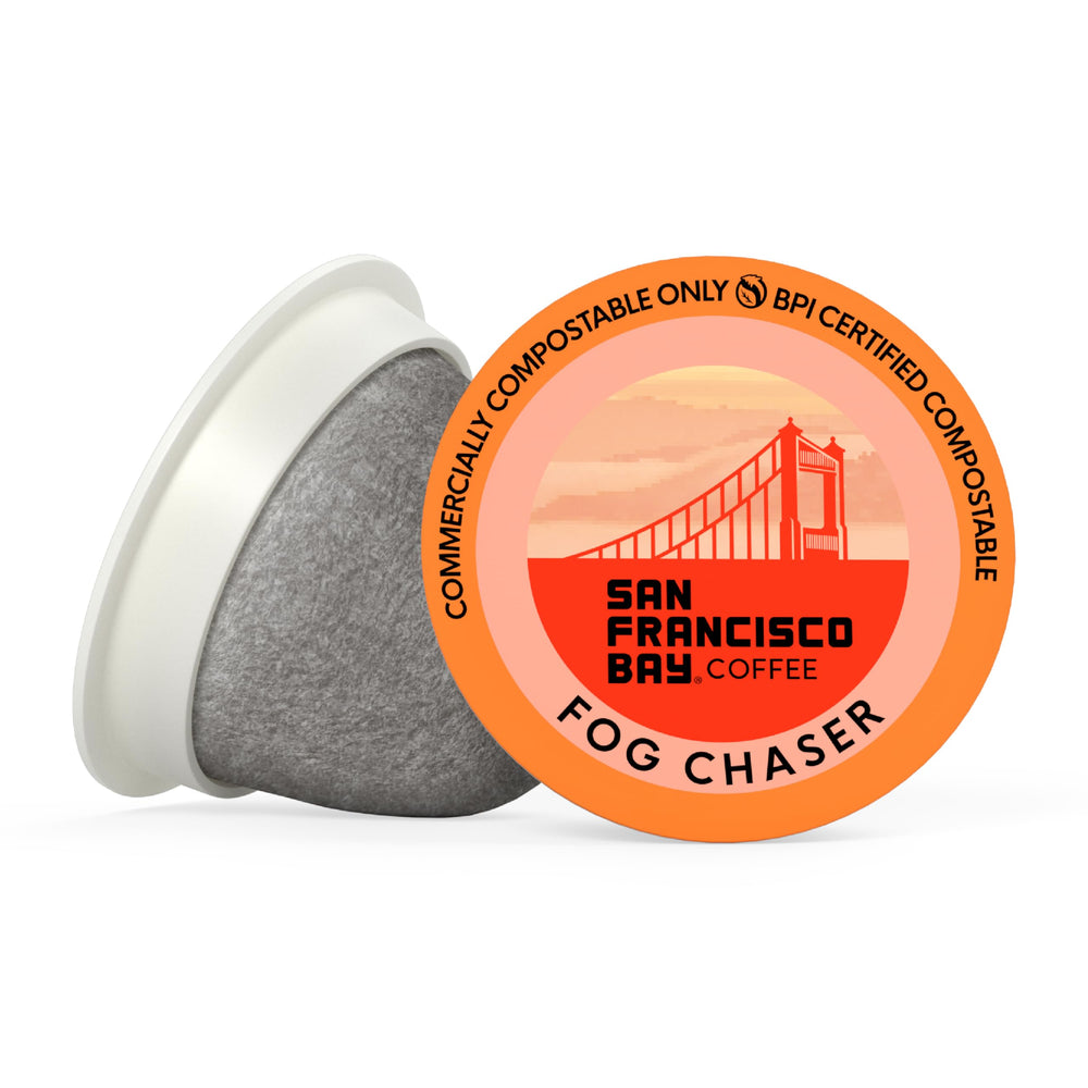 San Francisco Bay taza siendo vertida con notas de chocolate y acabado limpio