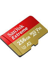Sandisk tarjeta microSD 256GB junto a mano para ver escala y portabilidad