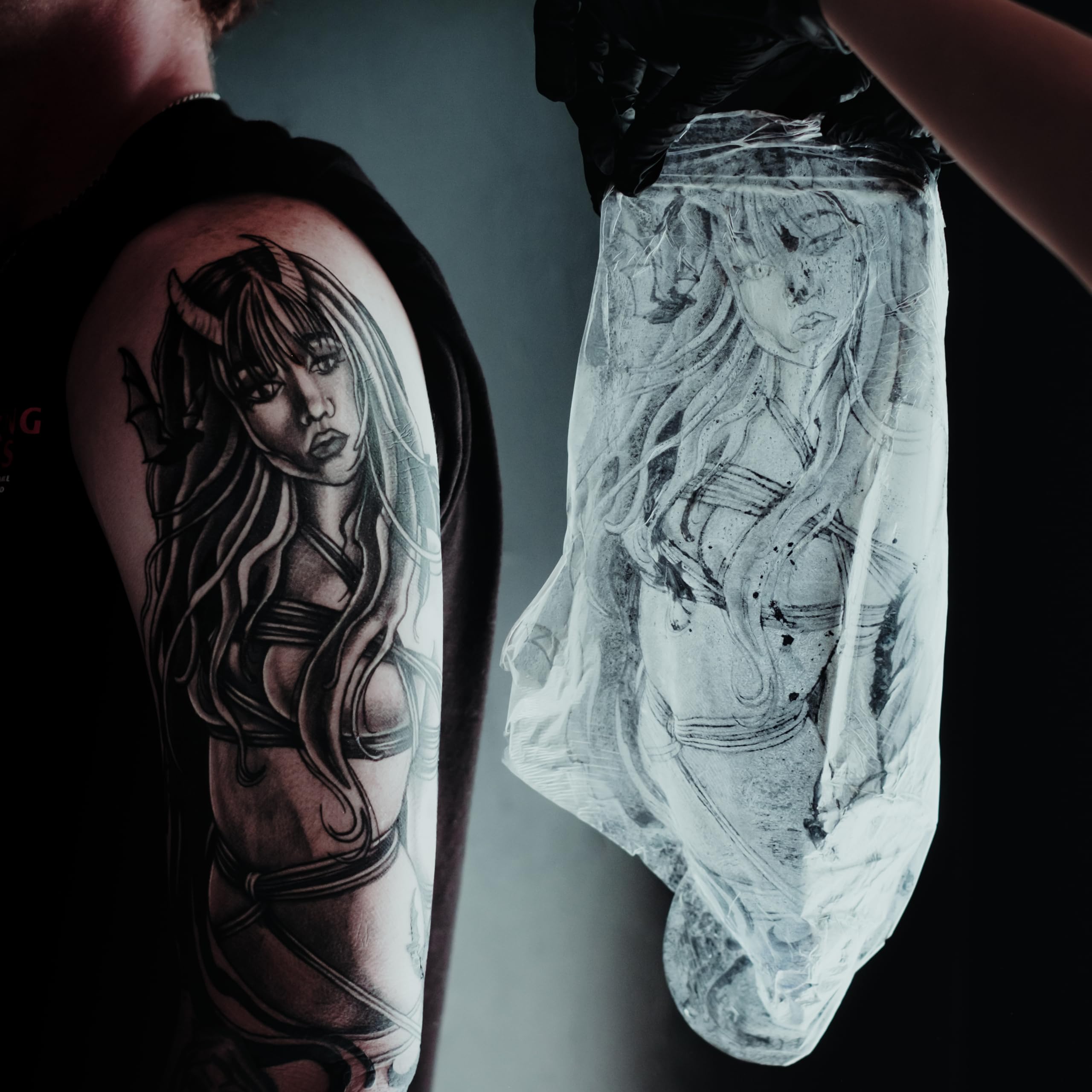 Uso de Saniderm en un estudio de tatuajes mostrando aplicación profesional