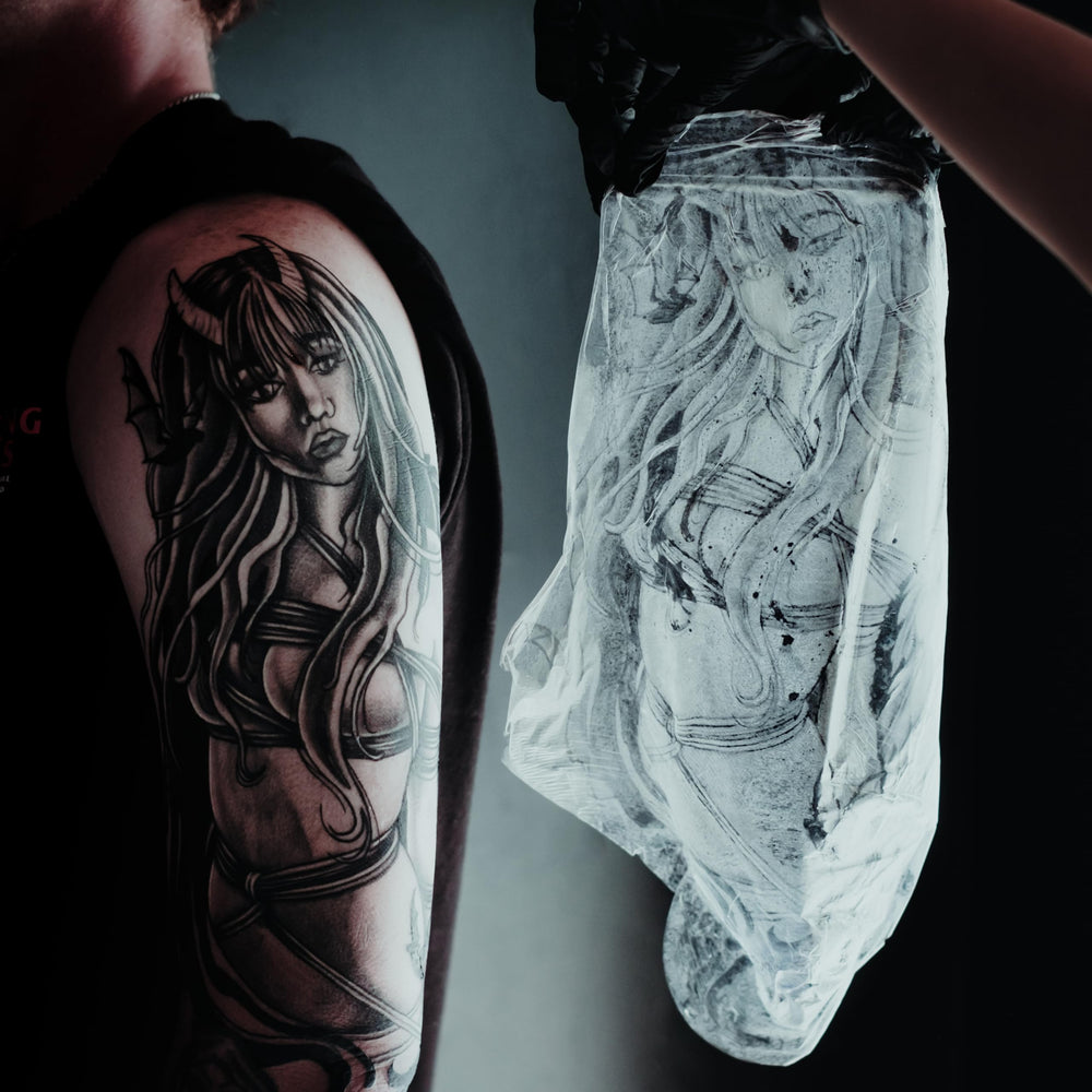 Uso de Saniderm en un estudio de tatuajes mostrando aplicación profesional