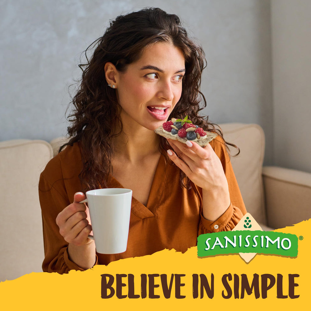 Sanissimo galletas sumergidas en hummus, ideal para dip saludable
