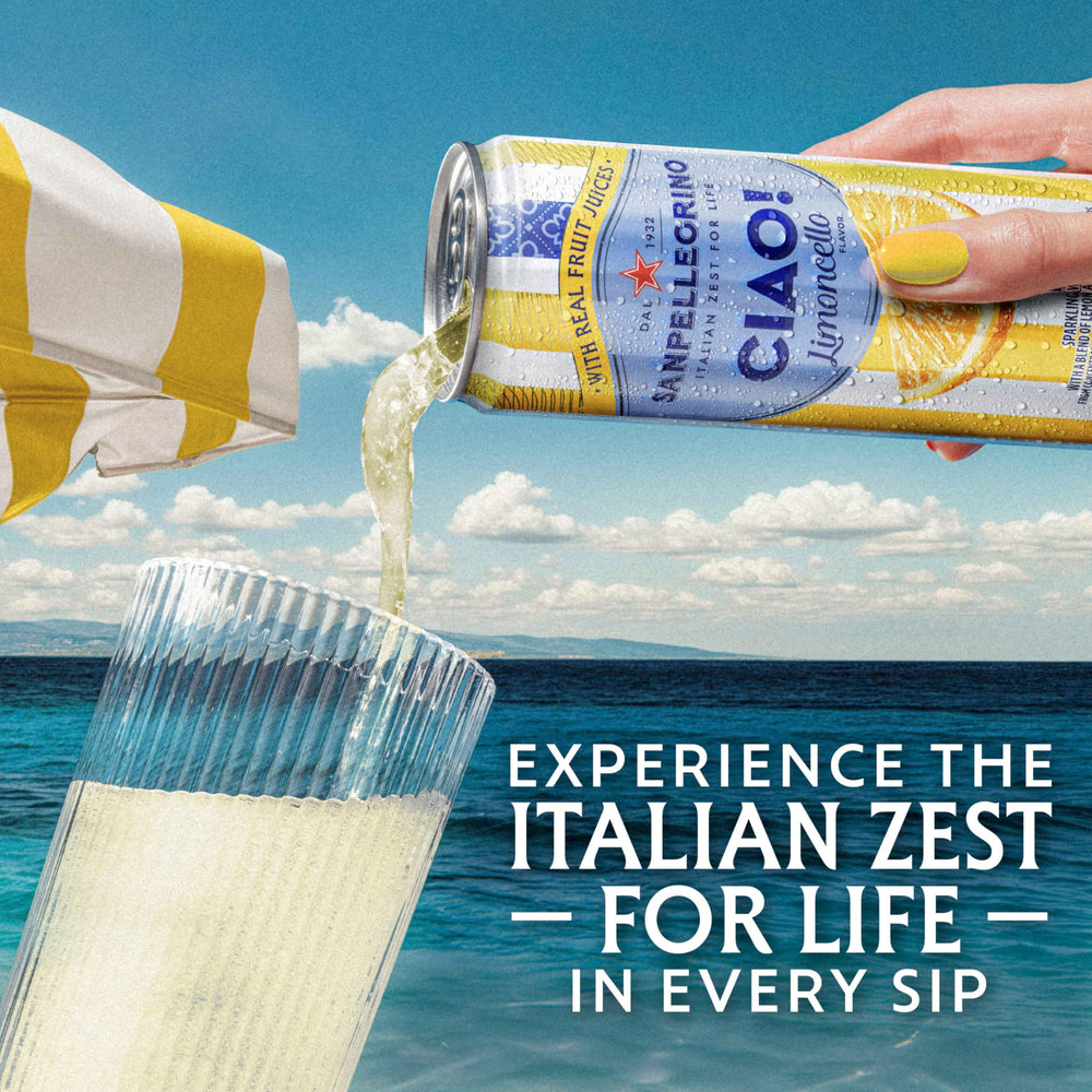 San Pellegrino bebida servida en vaso con hielo mostrando burbujas refrescantes