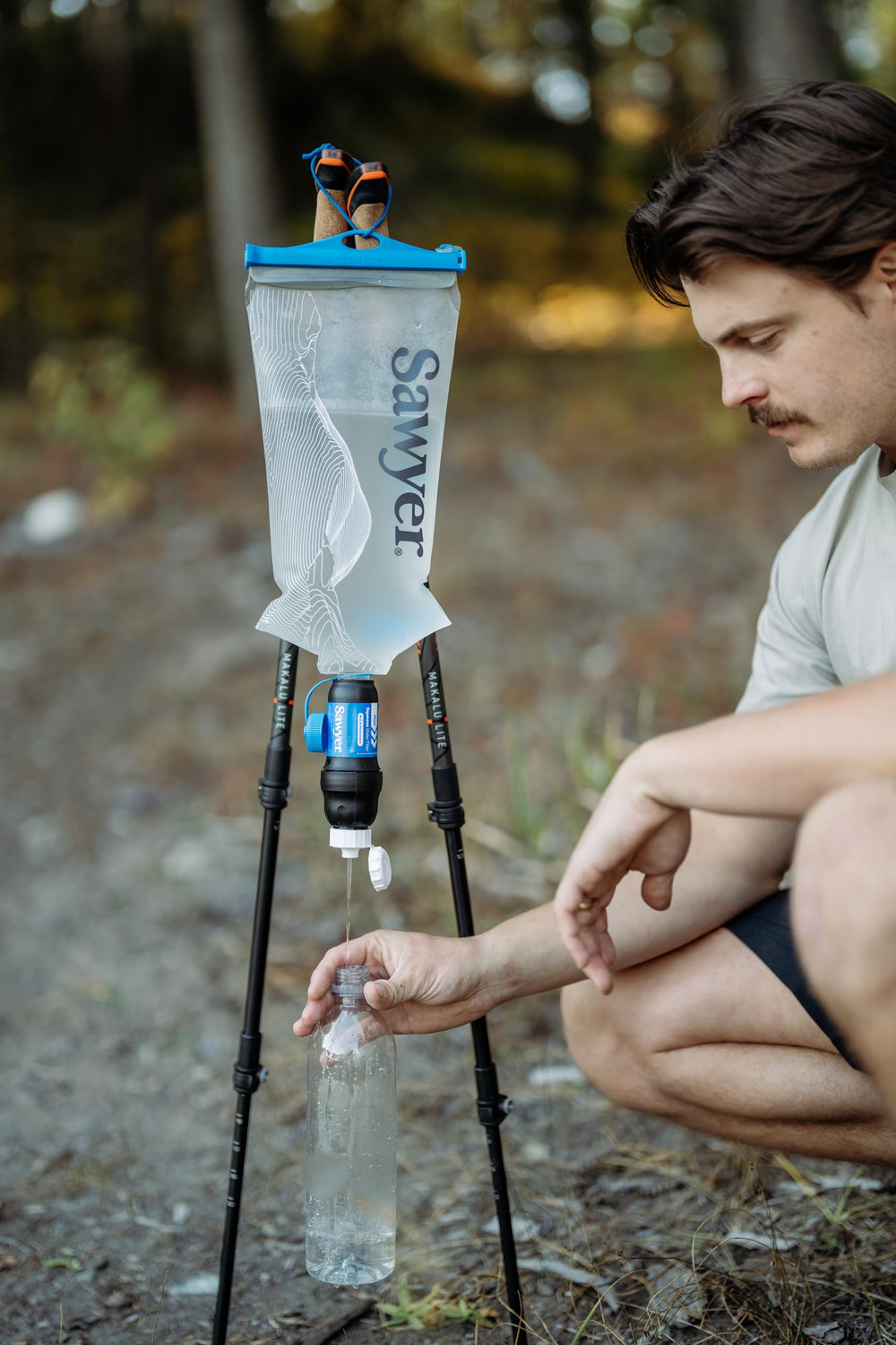 Sawyer filtro en uso en río demostrando agua potable segura