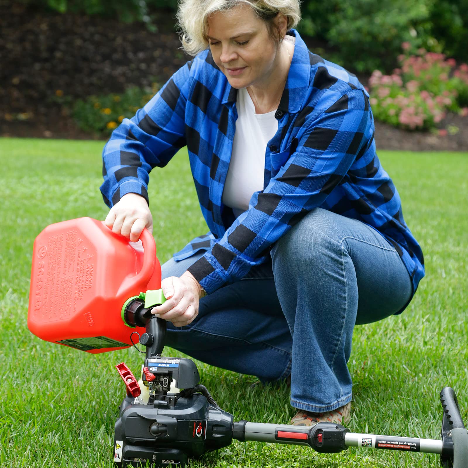 Repostaje de un ATV con bidón Scepter mostrando facilidad de uso y menor tiempo de llenado