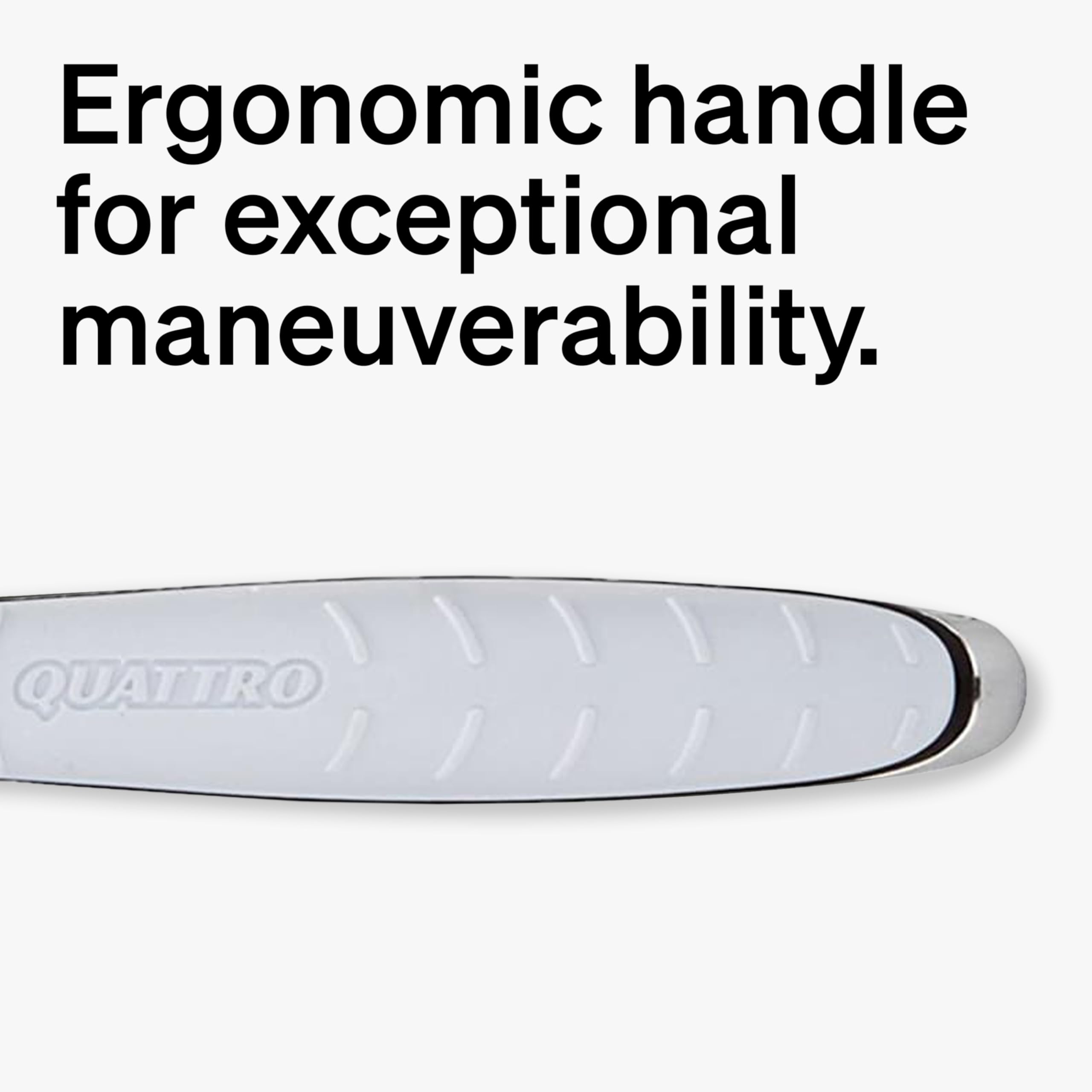 Schick Quattro Titanium comparación de tamaño con mano para entender escala