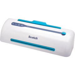 Scotch laminando un folleto para acabado profesional y sin burbujas