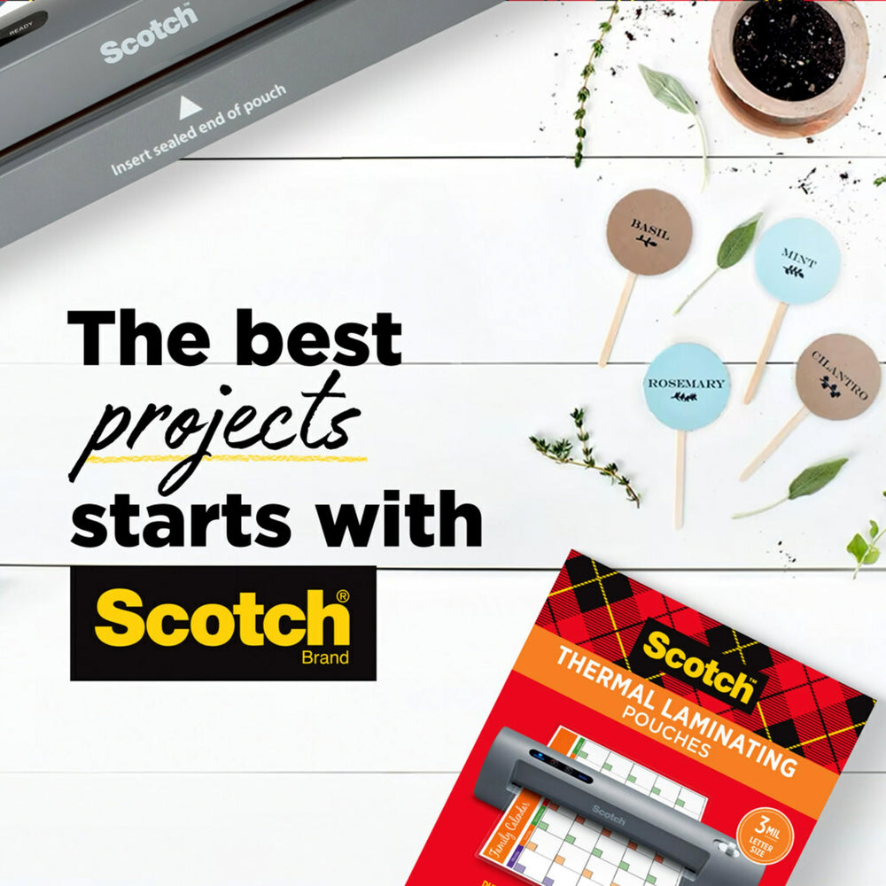 Scotch TL901X sobre mesa escolar con trabajos infantiles protegidos y visibles