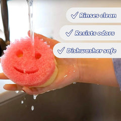 Scrub Daddy esponja usada en fregadero limpiando olla para mayor eficiencia