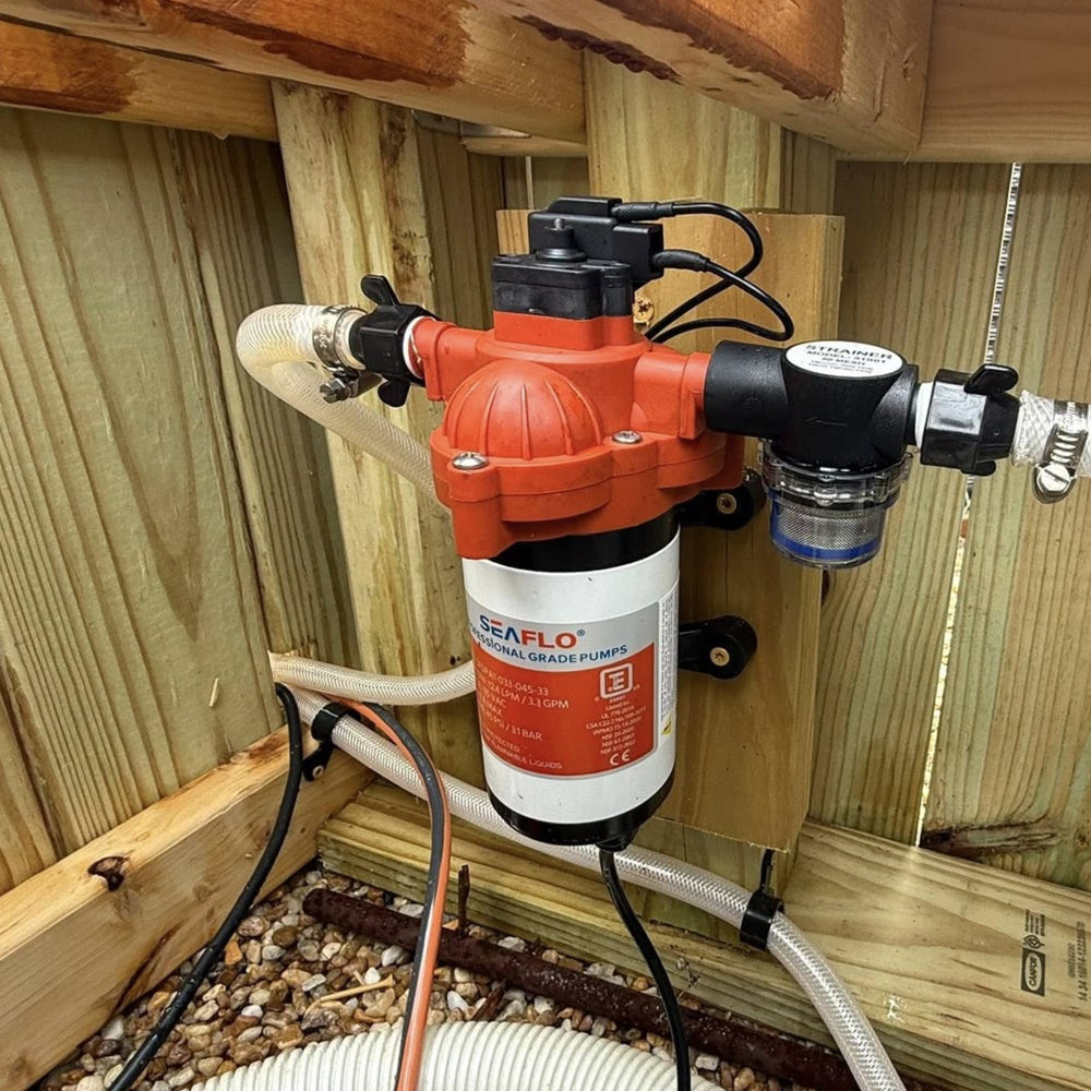 SEAFLO bomba 33 Series instalada en RV demostrando suministro automático
