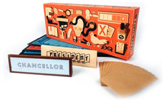 Secret Hitler primer plano de cartas y piezas de madera, acabado duradero y táctil