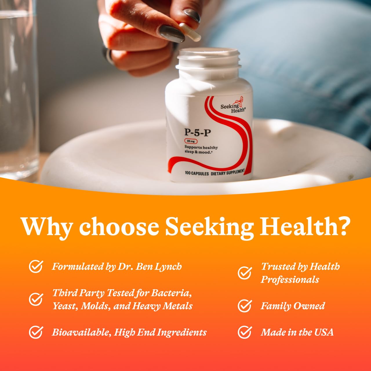 Seeking Health cápsulas junto a moneda para comparar tamaño